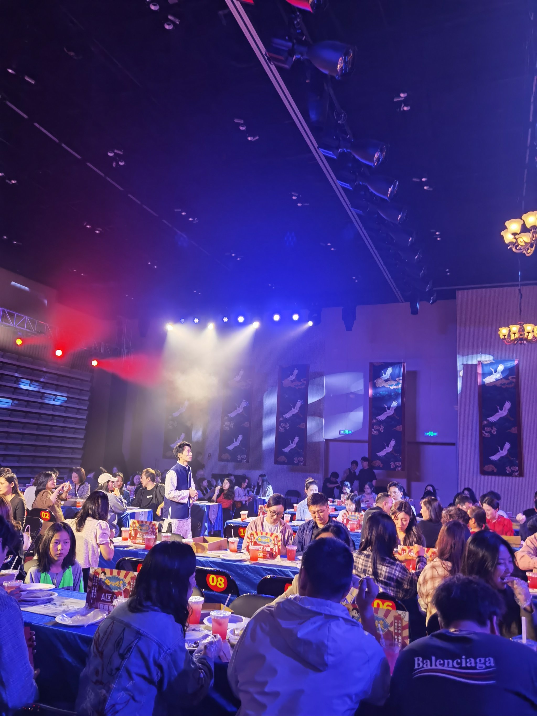 包含球迷狂欢活动直播，现场气氛火爆的词条