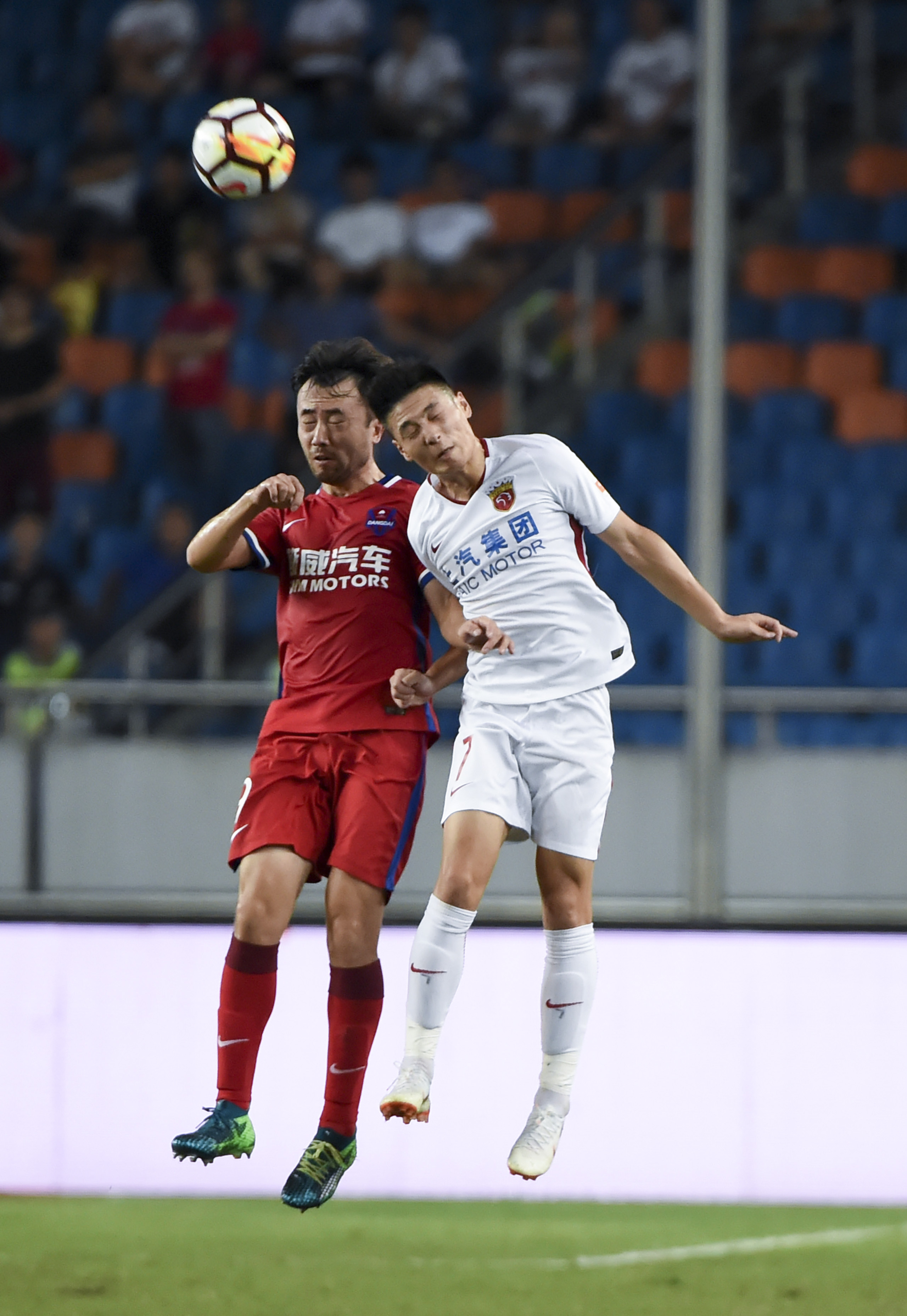 开云体育-上海上港主场击败重庆斯威，继续领跑积分榜