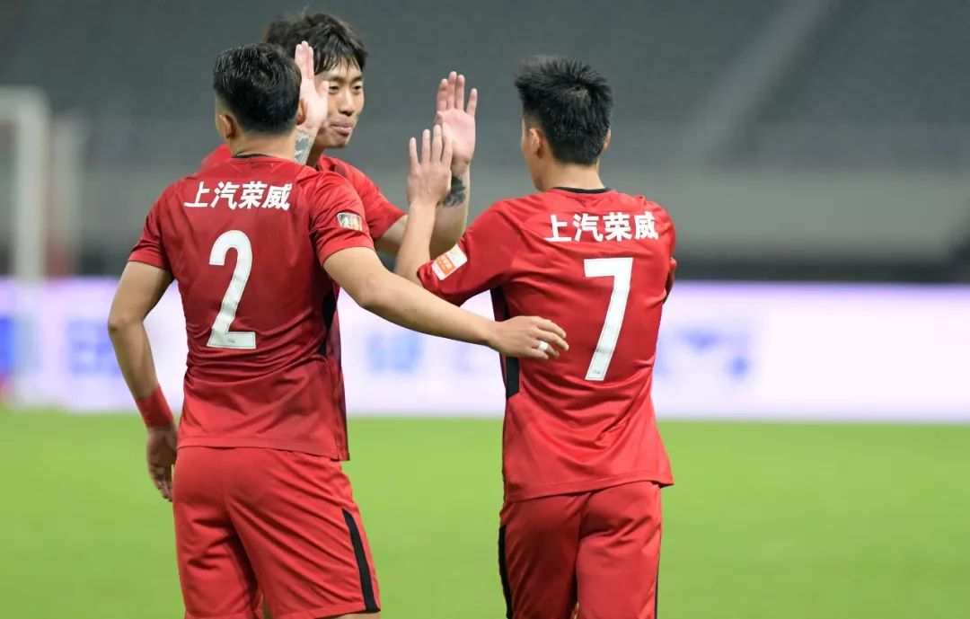 上海上港主场击败重庆斯威，继续领跑积分榜
