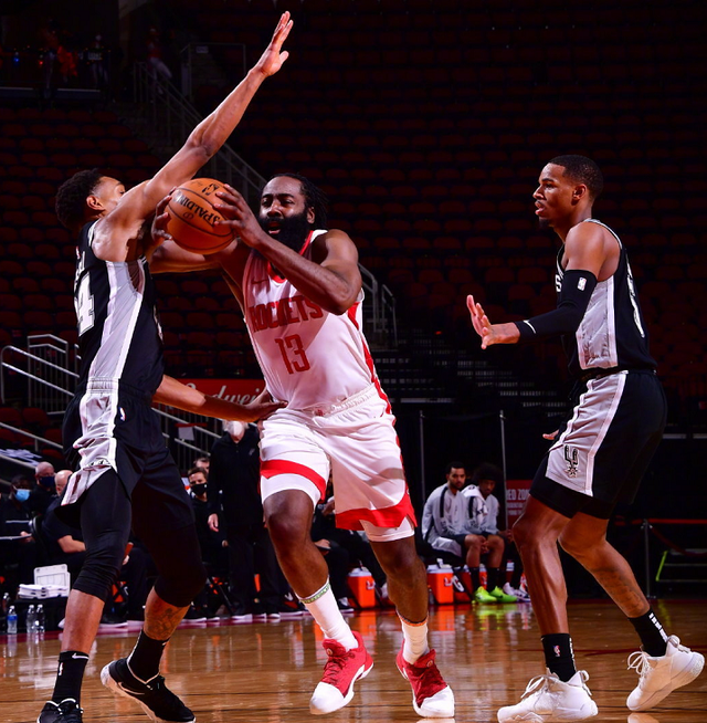 开云官网-马刺险胜福建队，克莱带队取胜