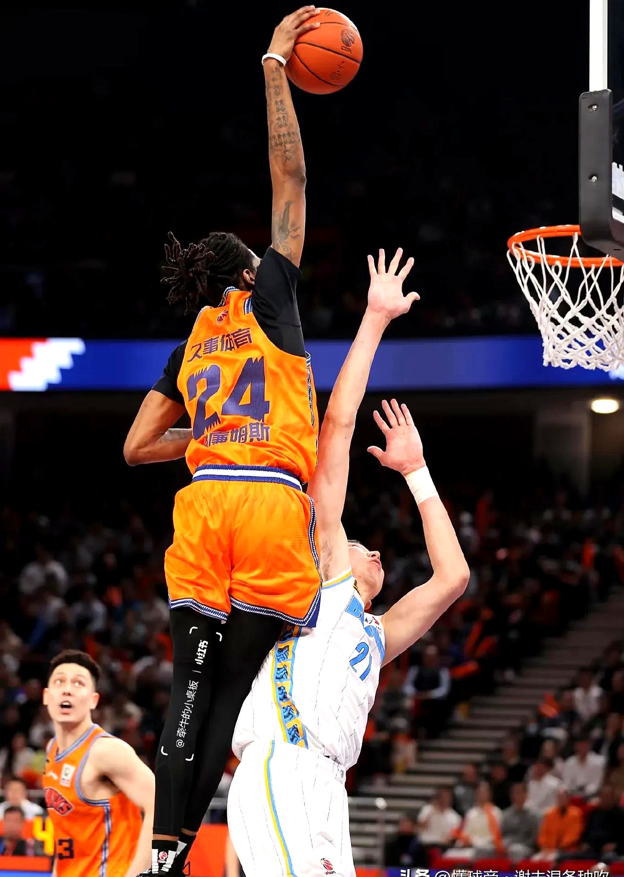 开云sport-马刺绝杀爵士，王哲林点燃赛场